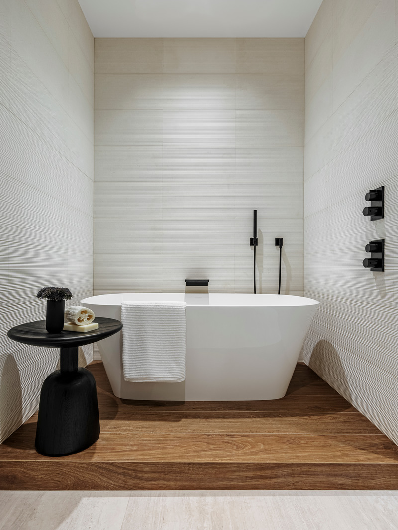 Dossier de presse | 2757-30 - Communiqué de presse | Strang Design Realizes Sustainable Waterfront Residence - Strang Design - Architecture résidentielle -  Ann Sacks(?) tiles surround this sleek modern bathtub by xxx.  - Crédit photo : Kris Tamburello Photography