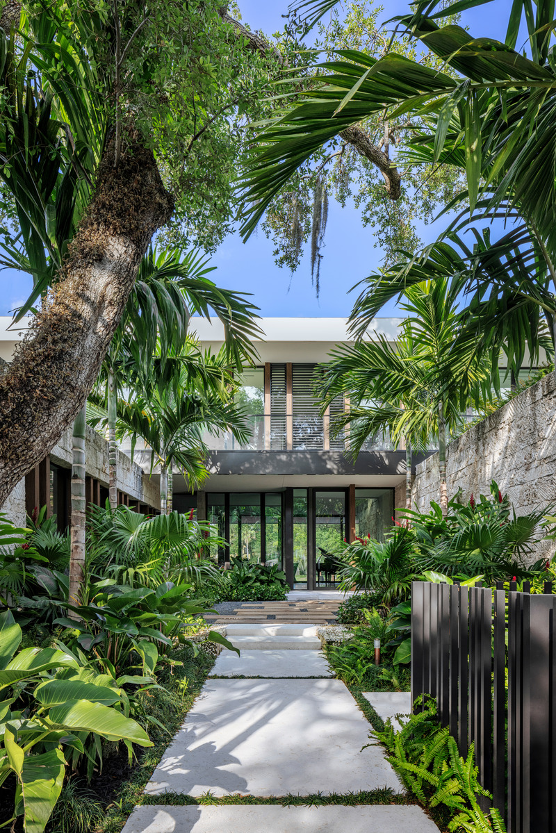 Dossier de presse | 2757-30 - Communiqué de presse | Strang Design Realizes Sustainable Waterfront Residence - Strang Design - Architecture résidentielle -  <p>The firm is advancing and proving timeless ideas that architects such as Paul Rudolph and Alfred Browning Parker were exploring in Florida over sixty years ago. Here you see the entry Hammock Garden. </p>  - Crédit photo : Kris Tamburello Photography