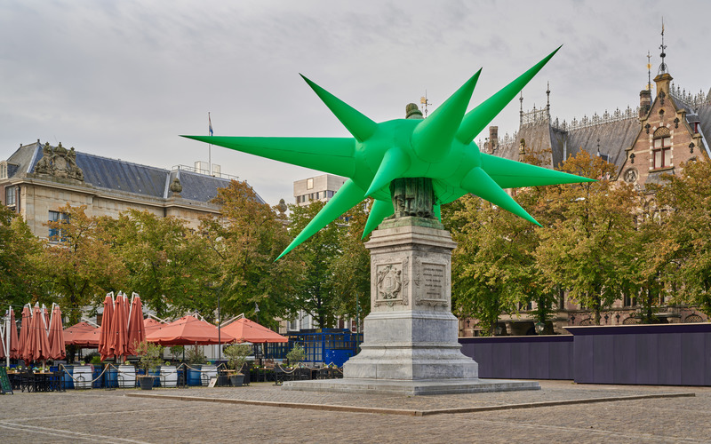 Press kit | 6533-01 - Press release | Blow Up The Hague - Steve Messam - Art - Oranje - an installation around the statue of William I in the Hague - Photo credit: Pim Top / Hague &amp; Partners