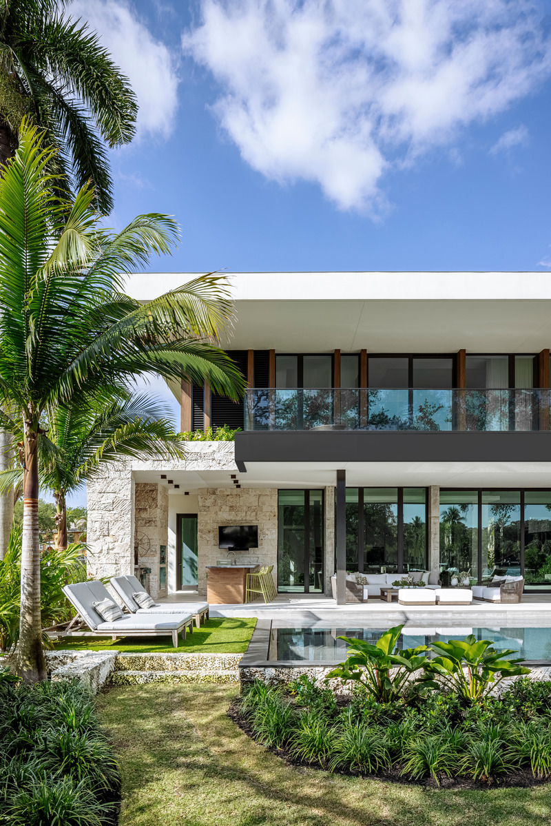 Dossier de presse | 2757-30 - Communiqué de presse | Strang Design Realizes Sustainable Waterfront Residence - Strang Design - Architecture résidentielle -  The vertical fins create a rhythm on the façade while providing privacy and framed views.   - Crédit photo : Kris Tamburello Photography