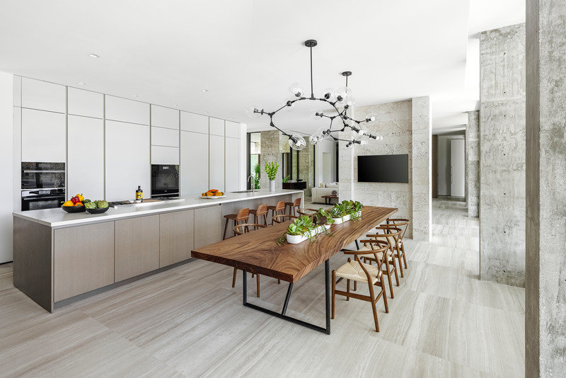 Dossier de presse | 2757-30 - Communiqué de presse | Strang Design Realizes Sustainable Waterfront Residence - Strang Design - Architecture résidentielle -  View of the open plan kitchen and dining space where a custom-made table can seat up to ten.     - Crédit photo : Kris Tamburello Photography