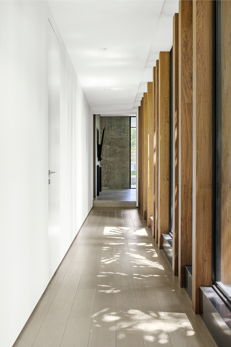 Dossier de presse | 2757-30 - Communiqué de presse | Strang Design Realizes Sustainable Waterfront Residence - Strang Design - Architecture résidentielle - By reflecting the vertical fin placements and material indoors, Strang Design achieved a cohesive design that invites in the outdoors making for a property immersed in its surroundings.  - Crédit photo : Kris Tamburello Photography