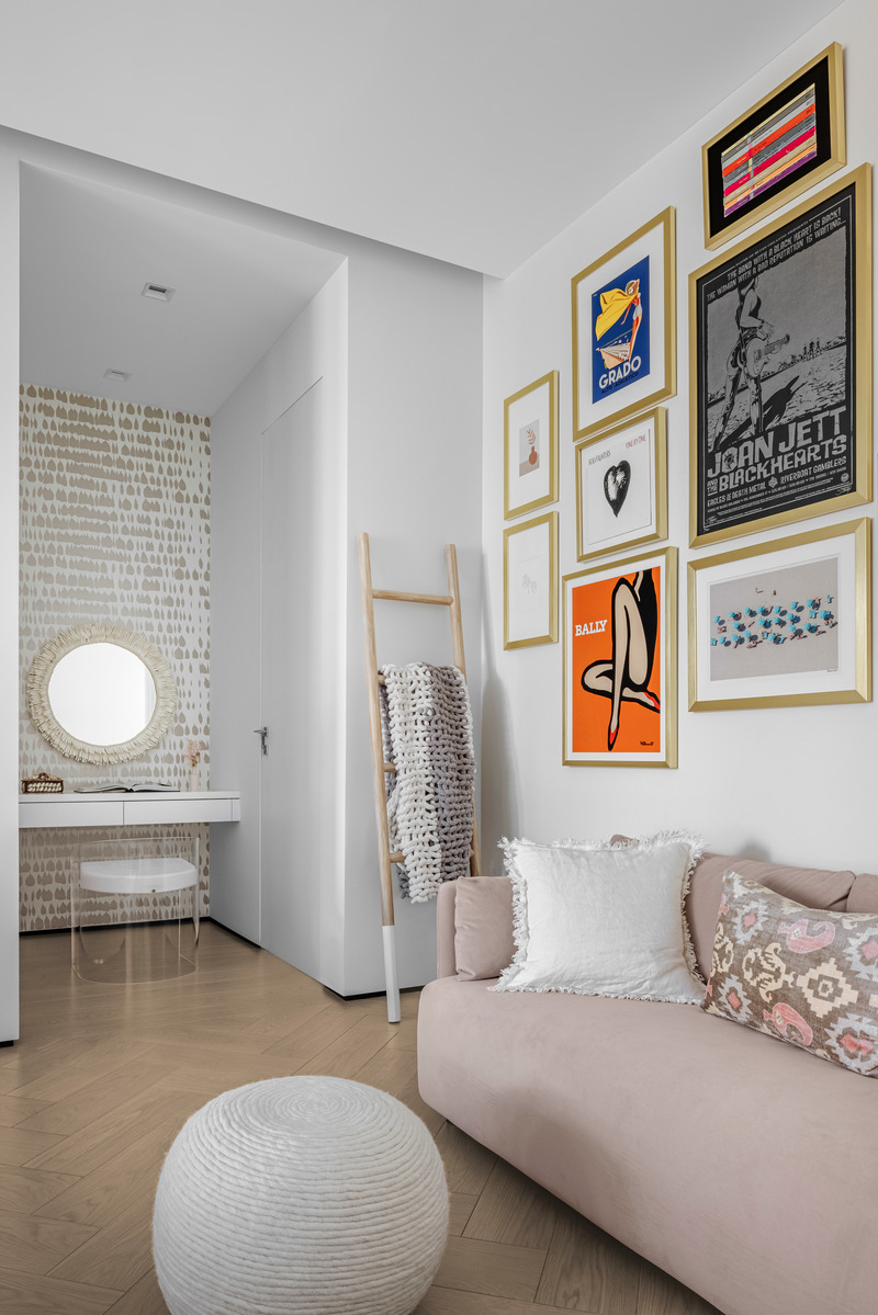 Dossier de presse | 2757-30 - Communiqué de presse | Strang Design Realizes Sustainable Waterfront Residence - Strang Design - Architecture résidentielle -  This room showcases a variety of complimentary colors - taupes and browns - and fabrics, with a wallpaper accent wall by Schumacher.  - Crédit photo : Kris Tamburello Photography