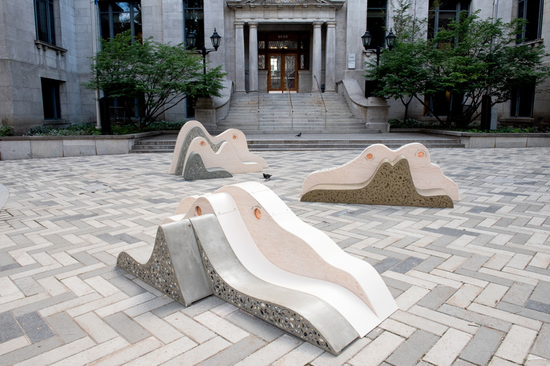 Dossier de presse | 3326-01 - Communiqué de presse | Une installation olfactive inédite présentée à Montréal distille des effluves du littoral gaspésien aux abords des Jardins de Métis - École de design de l'Université du Québec à Montréal - Art - L’objectif de ce parcours olfactif est de créer un jardin d’absolues : une déambulation qui fait appel à l’odorat et qui surprend les visiteurs au hasard des diffusions. L'équipe de conceptrices a réinterprété le relief des environs des Jardins de Métis. L’installation est formée de trois îlots distincts, imaginés par l’abstraction verticale du tracé des cours d’eau qui leurs correspondent : le parcours sinueux de la rivière Mitis, la courbe plus douce de la berge du Saint-Laurent et le tracé du ruisseau qui traverse les Jardins de Métis. - Crédit photo : Nathalie St-Pierre
