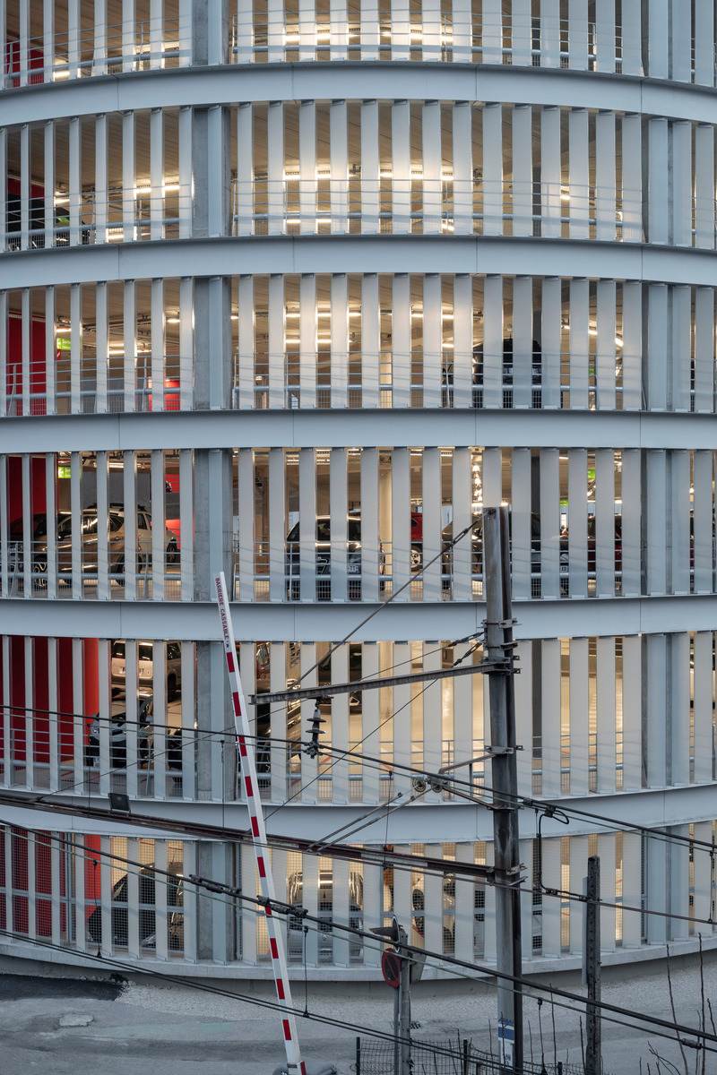 Dossier de presse | 972-08 - Communiqué de presse | Parking Ravet - Hérault Arnod Architectures - Architecture commerciale - Crédit photo : Cyrille Weiner