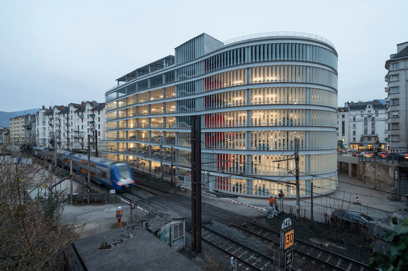 Dossier de presse | 972-08 - Communiqué de presse | Parking Ravet - Hérault Arnod Architectures - Architecture commerciale - Crédit photo : Cyrille Weiner