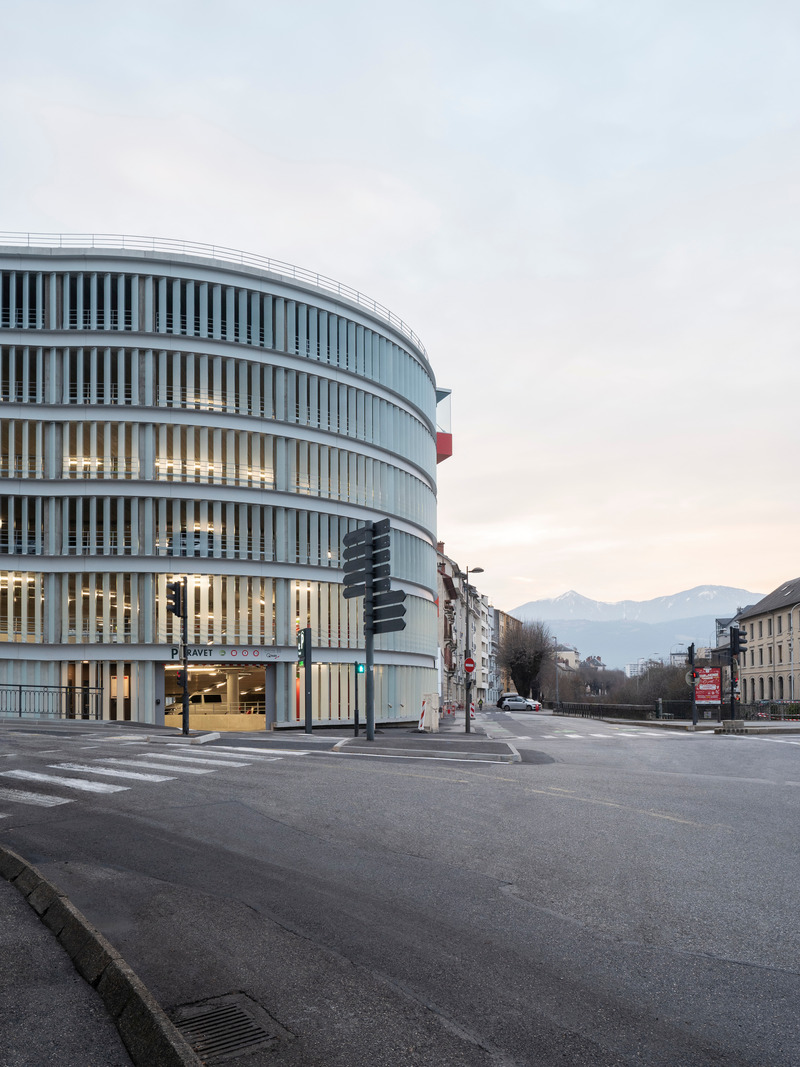 Dossier de presse | 972-08 - Communiqué de presse | Parking Ravet - Hérault Arnod Architectures - Architecture commerciale - Crédit photo : Cyrille Weiner
