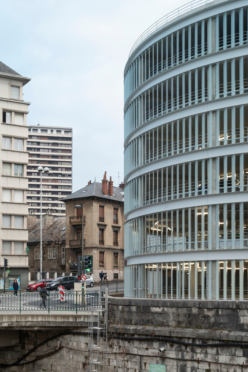 Dossier de presse | 972-08 - Communiqué de presse | Parking Ravet - Hérault Arnod Architectures - Architecture commerciale - Crédit photo : Cyrille Weiner