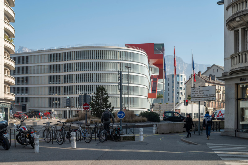 Dossier de presse | 972-08 - Communiqué de presse | Parking Ravet - Hérault Arnod Architectures - Architecture commerciale - Crédit photo : Cyrille Weiner