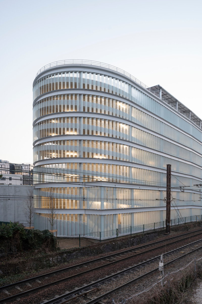 Dossier de presse | 972-08 - Communiqué de presse | Parking Ravet - Hérault Arnod Architectures - Architecture commerciale - Crédit photo : Cyrille Weiner