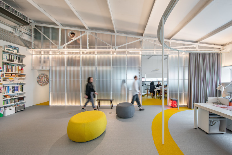 Dossier de presse | 5714-03 - Communiqué de presse | Crossboundaries' Transformable Workplace - Crossboundaries - Design d’intérieur commercial -  A semi-transparent wall separates the pantry and staff area from the main office space - Crédit photo : BAI Yu