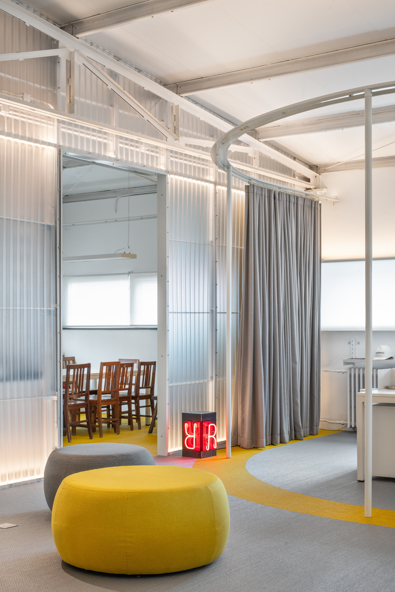 Dossier de presse | 5714-03 - Communiqué de presse | Crossboundaries' Transformable Workplace - Crossboundaries - Design d’intérieur commercial -  View into large meeting room  - Crédit photo : BAI Yu