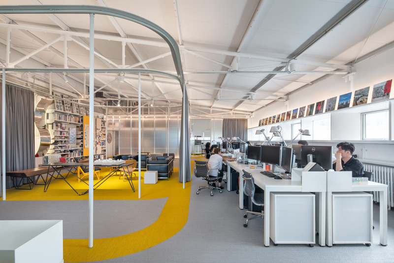 Dossier de presse | 5714-03 - Communiqué de presse | Crossboundaries' Transformable Workplace - Crossboundaries - Design d’intérieur commercial -  Work stations are located along the window strip  - Crédit photo : BAI Yu