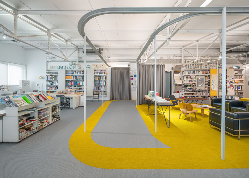 Dossier de presse | 5714-03 - Communiqué de presse | Crossboundaries' Transformable Workplace - Crossboundaries - Design d’intérieur commercial - The carpet design follows the curtain rail to further reinforce the zoning concept - Crédit photo : BAI Yu