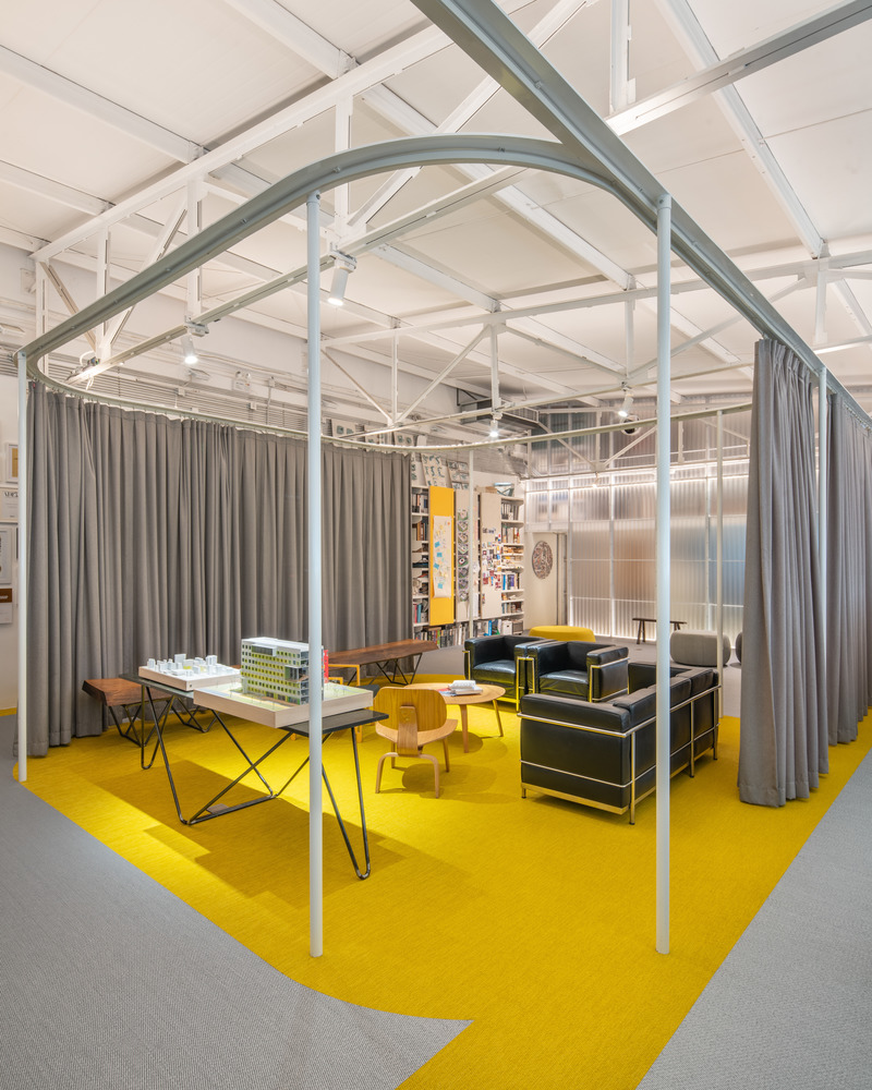 Dossier de presse | 5714-03 - Communiqué de presse | Crossboundaries' Transformable Workplace - Crossboundaries - Design d’intérieur commercial -  The grey curtain can enclose the informal meeting area  - Crédit photo : BAI Yu