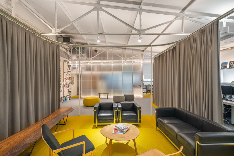 Dossier de presse | 5714-03 - Communiqué de presse | Crossboundaries' Transformable Workplace - Crossboundaries - Design d’intérieur commercial -  Informal meeting and lounge area framed by curtains  - Crédit photo : BAI Yu