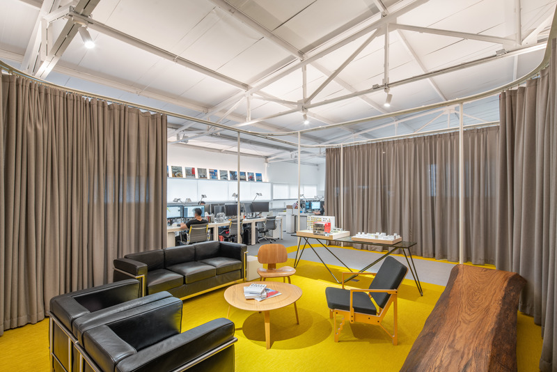 Dossier de presse | 5714-03 - Communiqué de presse | Crossboundaries' Transformable Workplace - Crossboundaries - Design d’intérieur commercial -   The yellow flooring defines the lounge area  - Crédit photo : BAI Yu
