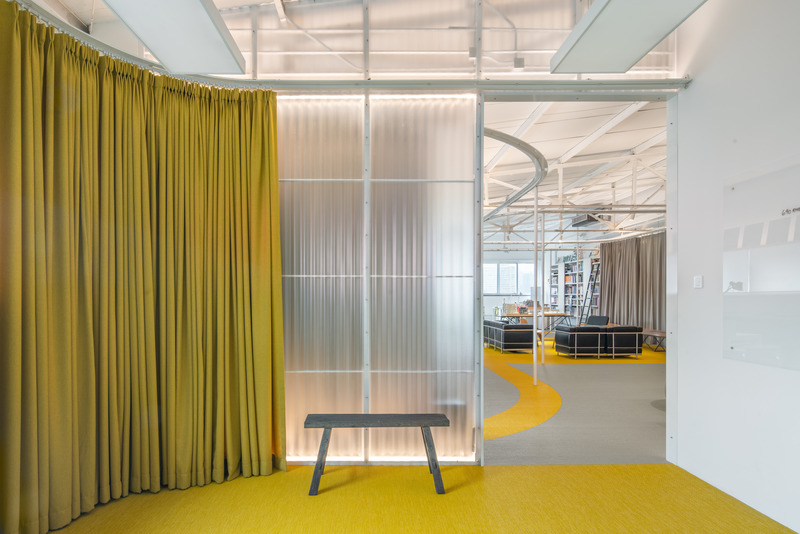 Dossier de presse | 5714-03 - Communiqué de presse | Crossboundaries' Transformable Workplace - Crossboundaries - Design d’intérieur commercial -  Large meeting room with view towards the main space<br style=""> - Crédit photo :  BAI Yu 