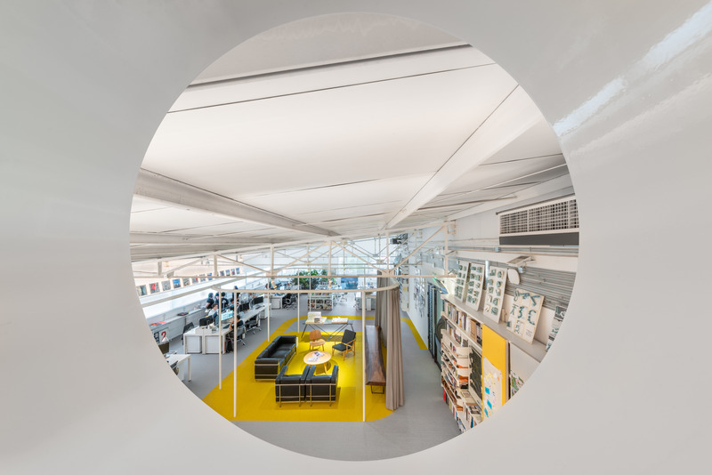 Dossier de presse | 5714-03 - Communiqué de presse | Crossboundaries' Transformable Workplace - Crossboundaries - Design d’intérieur commercial -  View from the second level into the office  - Crédit photo : BAI Yu
