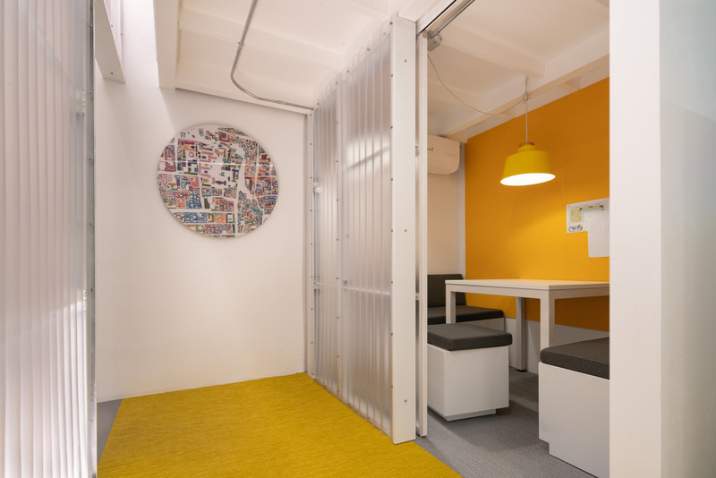 Dossier de presse | 5714-03 - Communiqué de presse | Crossboundaries' Transformable Workplace - Crossboundaries - Design d’intérieur commercial - Small meeting room for online meetings and one to one conversations - Crédit photo : BAI Yu 