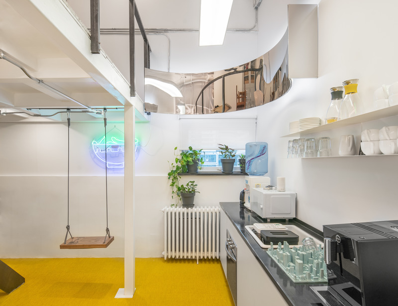 Dossier de presse | 5714-03 - Communiqué de presse | Crossboundaries' Transformable Workplace - Crossboundaries - Design d’intérieur commercial -  Kitchen and staff area with a swing<br style=""> - Crédit photo : BAI Yu 