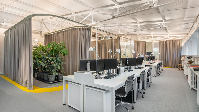 Dossier de presse | 5714-03 - Communiqué de presse | Crossboundaries' Transformable Workplace - Crossboundaries - Design d’intérieur commercial -  The grey curtain is suspending from a lightweight curtain rail  - Crédit photo : BAI Yu 