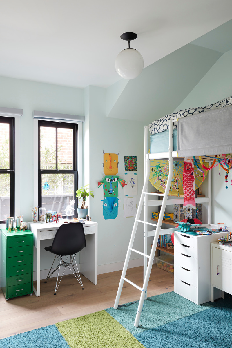 Press kit | 2757-32 - Press release | Medium Plenty Transforms a Southern California Residence into a Multi-Generational Abode - Medium Plenty - Residential Architecture - The colorful kids’ bedroom is filled with art and abundant daylight. - Photo credit: Mariko Reed