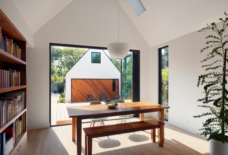 Press kit | 2757-32 - Press release | Medium Plenty Transforms a Southern California Residence into a Multi-Generational Abode - Medium Plenty - Residential Architecture - The open-plan dining area seamlessly blends between the kitchen and outdoors, where a retractable La Cantina door allows for interior-exterior connections and the flow of fresh air. Above the table is a George Nelson pendant. - Photo credit: Mariko Reed 