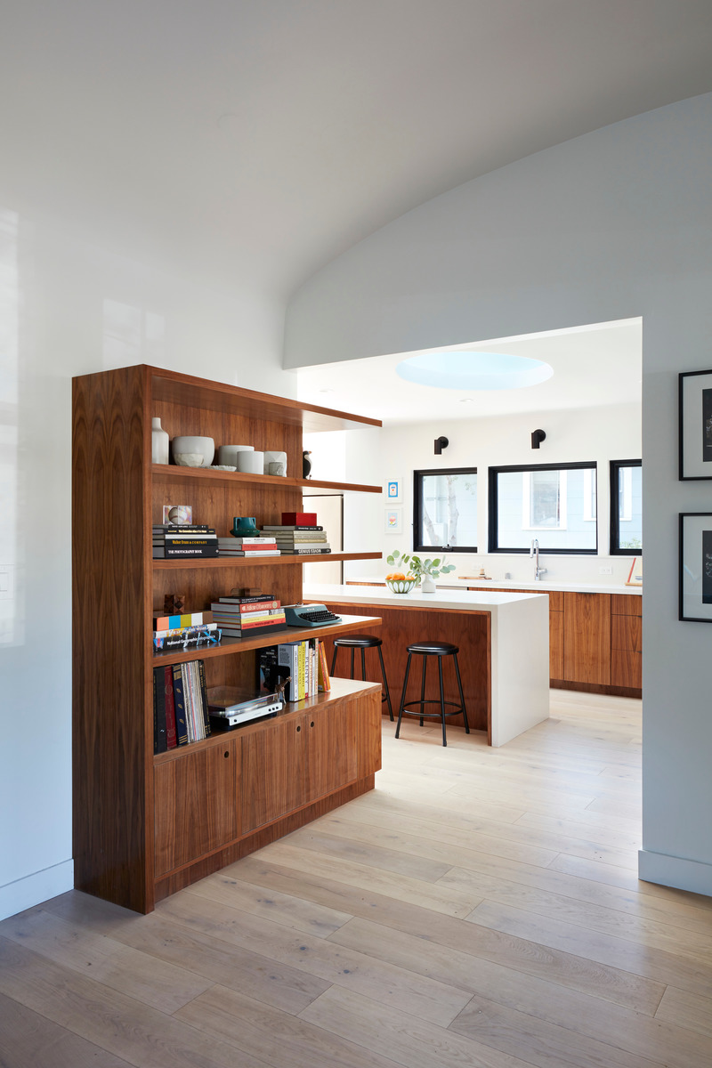 Press kit | 2757-32 - Press release | Medium Plenty Transforms a Southern California Residence into a Multi-Generational Abode - Medium Plenty - Residential Architecture - Custom millwork wraps from the kitchen into the living room, allowing for the family to show off their favorite collectible items, books, tchotchkes, and more - Photo credit: Mariko Reed