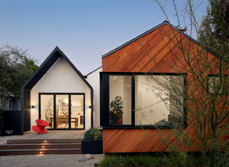Press kit | 2757-32 - Press release | Medium Plenty Transforms a Southern California Residence into a Multi-Generational Abode - Medium Plenty - Residential Architecture - View of the rear facade at dusk. - Photo credit: Mariko Reed
