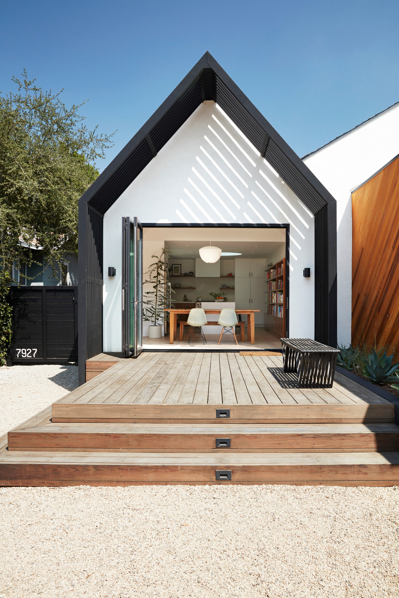Press kit | 2757-32 - Press release | Medium Plenty Transforms a Southern California Residence into a Multi-Generational Abode - Medium Plenty - Residential Architecture - The dining area of the main home opens up to an elevated wooden deck, part of the communal courtyard that sits between the two volumes and is a perfect area for the family members to gather. - Photo credit: Mariko Reed