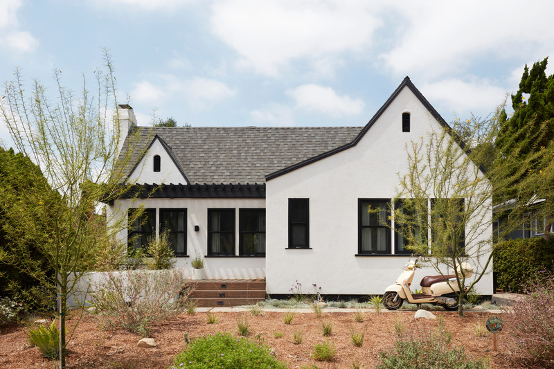 Press kit | 2757-32 - Press release | Medium Plenty Transforms a Southern California Residence into a Multi-Generational Abode - Medium Plenty - Residential Architecture - With a preserved front façade, dwellers walk into a newly appropriated space flush in natural light from the abundant number of skylights and large windows. - Photo credit: Mariko Reed