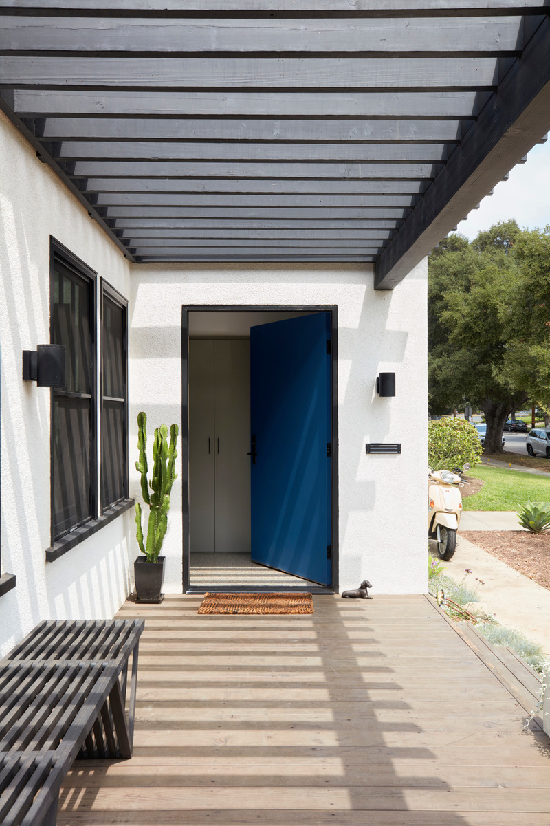 Press kit | 2757-32 - Press release | Medium Plenty Transforms a Southern California Residence into a Multi-Generational Abode - Medium Plenty - Residential Architecture - Without straying too far from its original charm, the home’s updated facade is enhanced by a selection of materials, architectural forms and decidedly modern interventions. - Photo credit: Mariko Reed