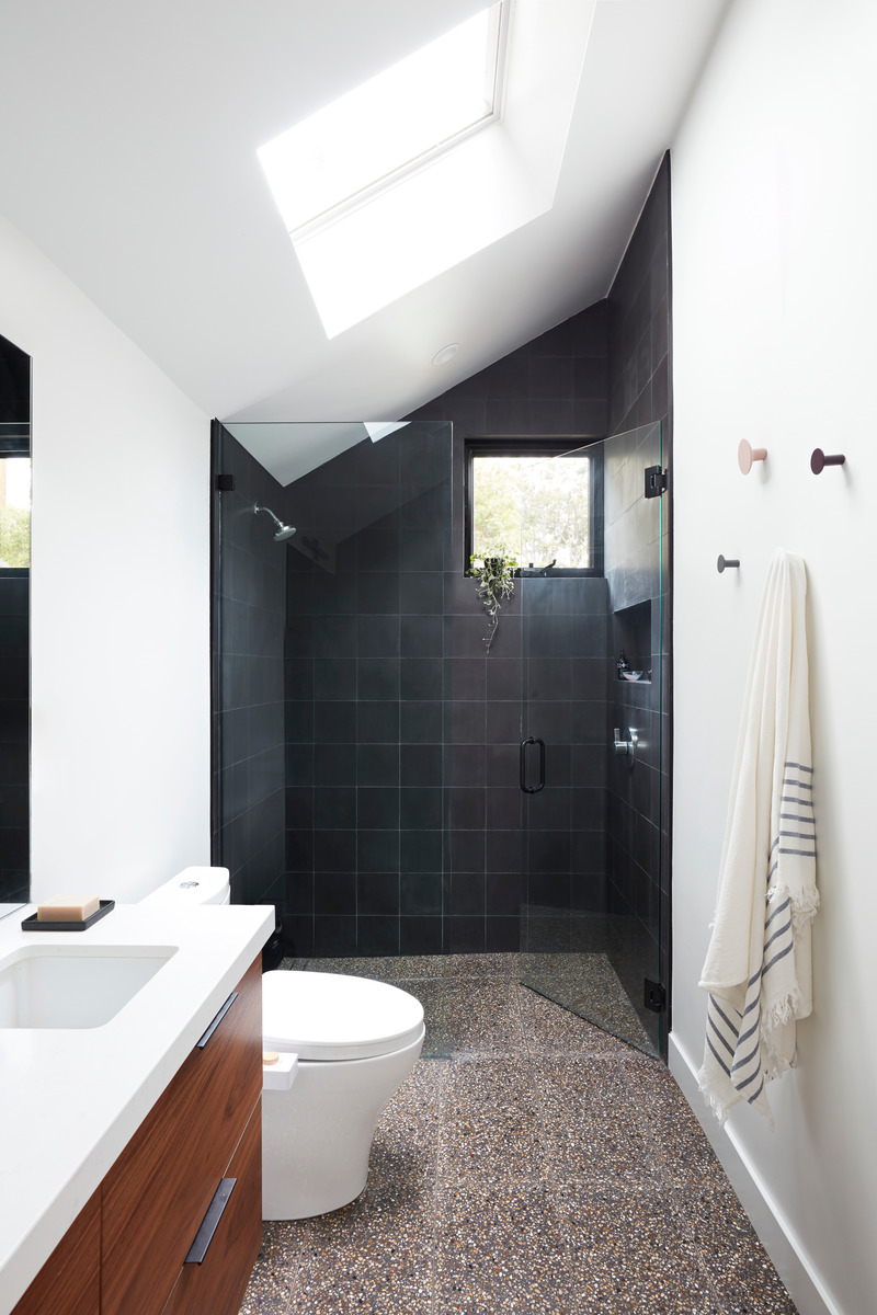Press kit | 2757-32 - Press release | Medium Plenty Transforms a Southern California Residence into a Multi-Generational Abode - Medium Plenty - Residential Architecture - The primary bathroom showcases floor-to-ceiling tiles and a sleek skylight that maximizes natural daylighting. - Photo credit: Mariko Reed