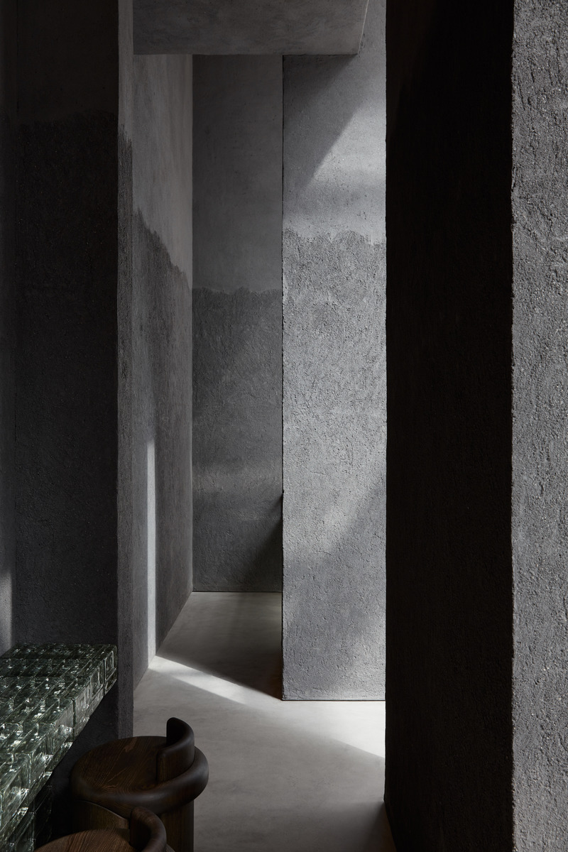 Dossier de presse | 3809-08 - Communiqué de presse | Origami Sushi - VSHD Design - Design d’intérieur commercial - Transitional space between the Mall's corridor and the restaurant used as both a waiting area and a retail space.  - Crédit photo : Oculis Project
