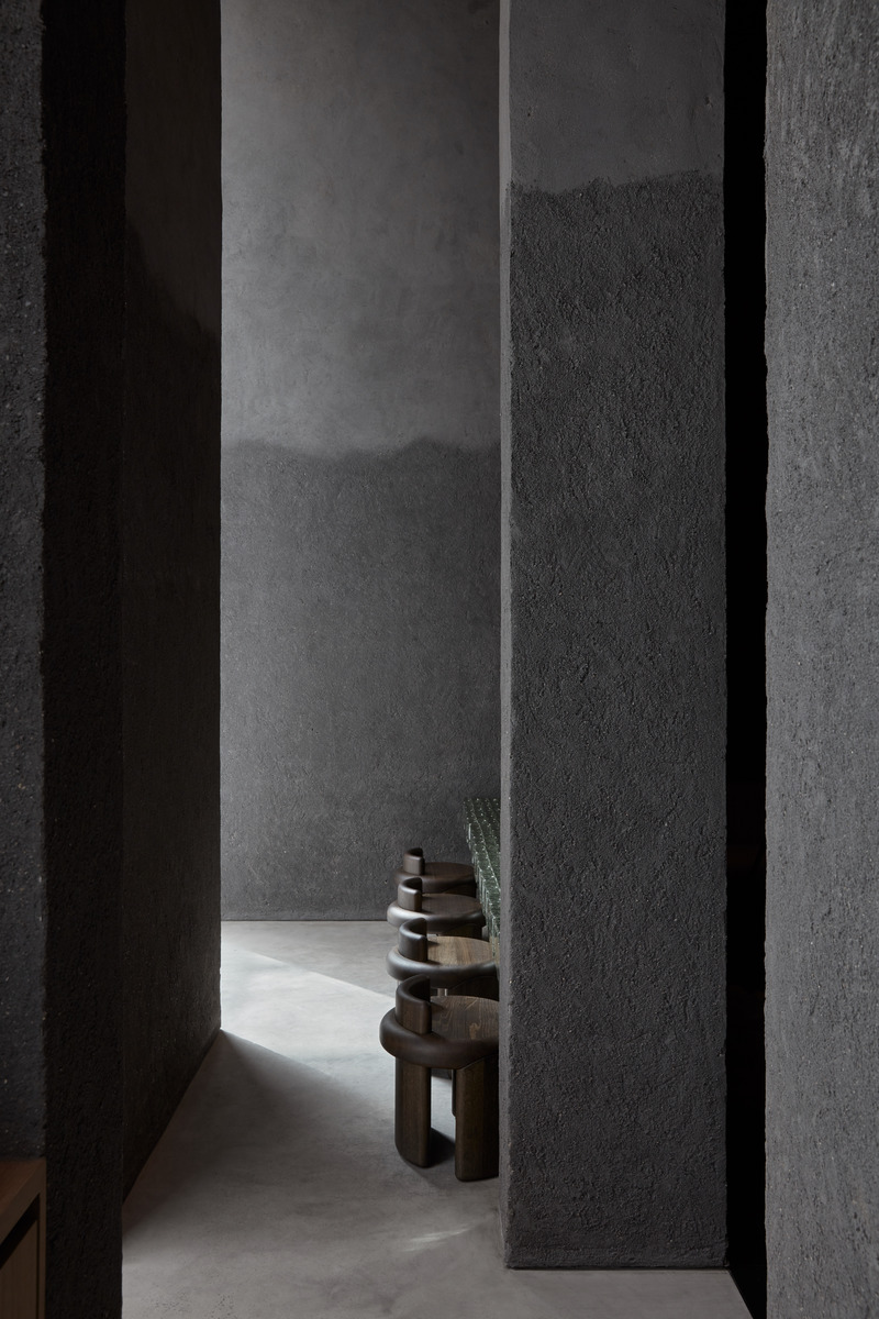 Dossier de presse | 3809-08 - Communiqué de presse | Origami Sushi - VSHD Design - Design d’intérieur commercial - Transitional Space with bar seating, also used as a waiting area.  - Crédit photo : Oculis Project