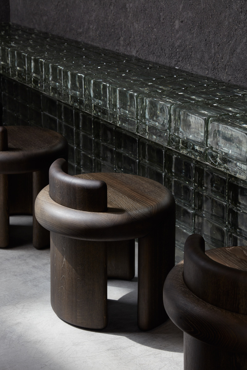 Dossier de presse | 3809-08 - Communiqué de presse | Origami Sushi - VSHD Design - Design d’intérieur commercial - Bar details &amp; Stools by Collection Particuliere - Crédit photo : Oculis Project