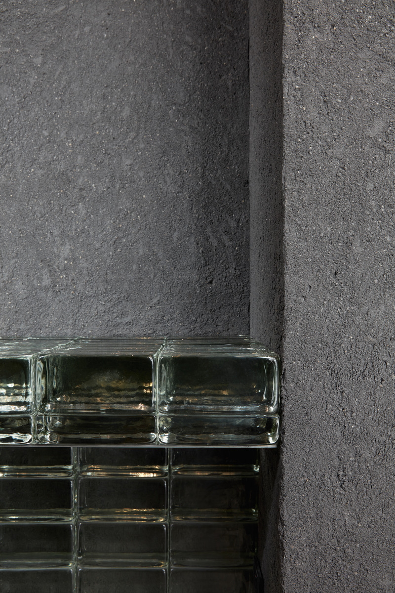 Dossier de presse | 3809-08 - Communiqué de presse | Origami Sushi - VSHD Design - Design d’intérieur commercial - Rammed Earth clay and Glass Blocks details - Crédit photo : Oculis Project