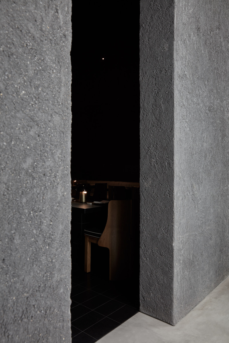 Dossier de presse | 3809-08 - Communiqué de presse | Origami Sushi - VSHD Design - Design d’intérieur commercial -  Entrance highlighting contrast between the mall's lighting and the restaurant's internal ambience  - Crédit photo : Oculis Project