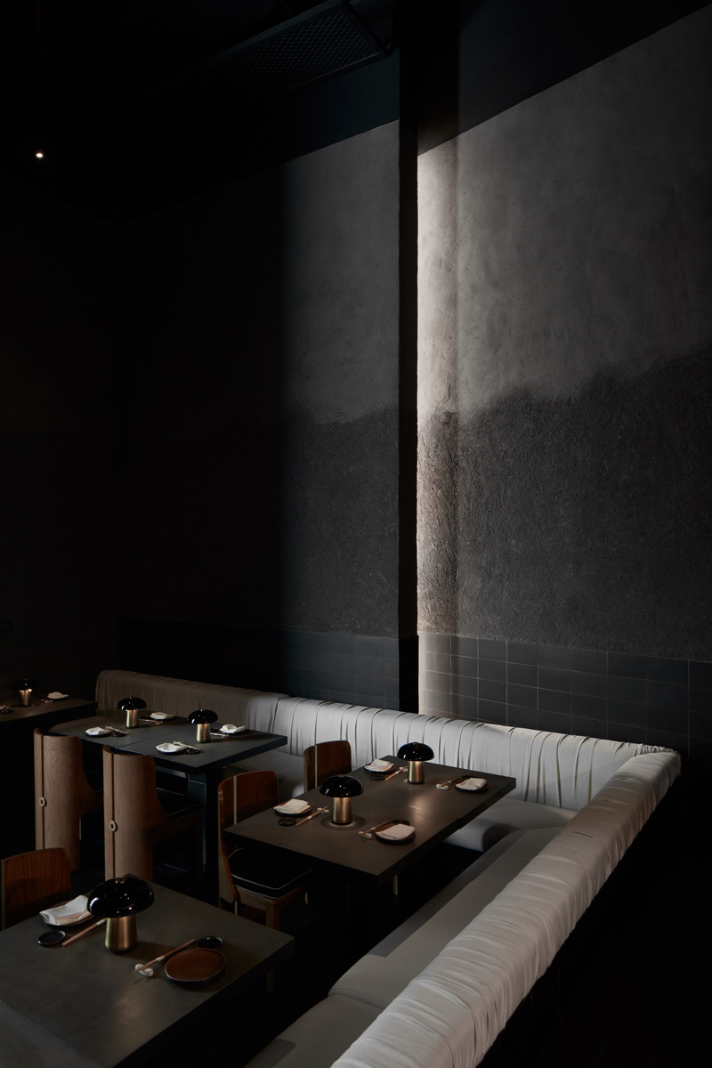 Dossier de presse | 3809-08 - Communiqué de presse | Origami Sushi - VSHD Design - Design d’intérieur commercial - The built-in seating area along the parameter of the dining room. - Crédit photo : Oculis Project