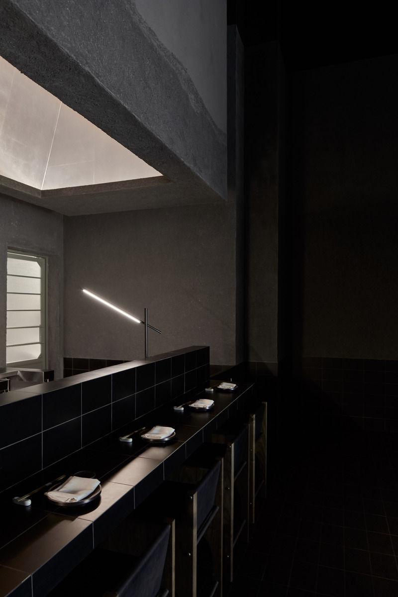 Dossier de presse | 3809-08 - Communiqué de presse | Origami Sushi - VSHD Design - Design d’intérieur commercial - Sushi Bar Details with stools by Skyler Morgan - Crédit photo : Oculis Project