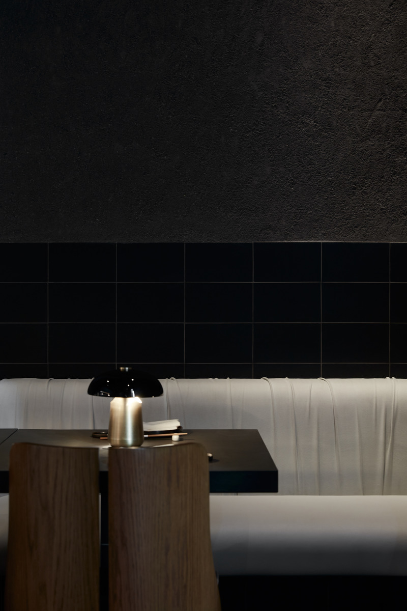 Dossier de presse | 3809-08 - Communiqué de presse | Origami Sushi - VSHD Design - Design d’intérieur commercial - Dining area with chairs by Stahl &amp; band - Crédit photo : Oculis Project