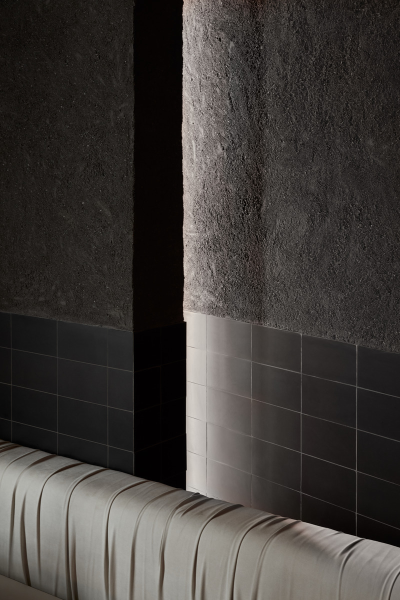Dossier de presse | 3809-08 - Communiqué de presse | Origami Sushi - VSHD Design - Design d’intérieur commercial - Slanted massive walls with concealed lighting.  - Crédit photo : Oculis Project