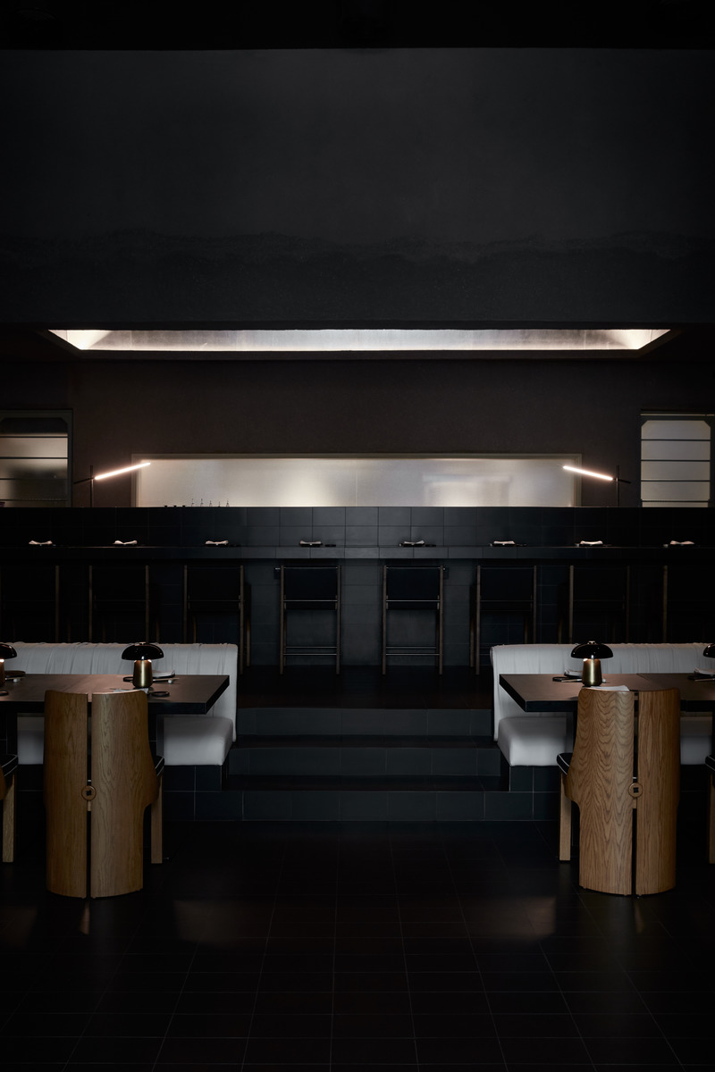 Dossier de presse | 3809-08 - Communiqué de presse | Origami Sushi - VSHD Design - Design d’intérieur commercial - Main dining room with an elevated sushi bar - Crédit photo : Oculis Project