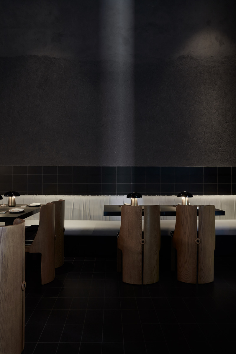 Dossier de presse | 3809-08 - Communiqué de presse | Origami Sushi - VSHD Design - Design d’intérieur commercial - Dining area with chairs by Stahl &amp; band   - Crédit photo : Oculis Project