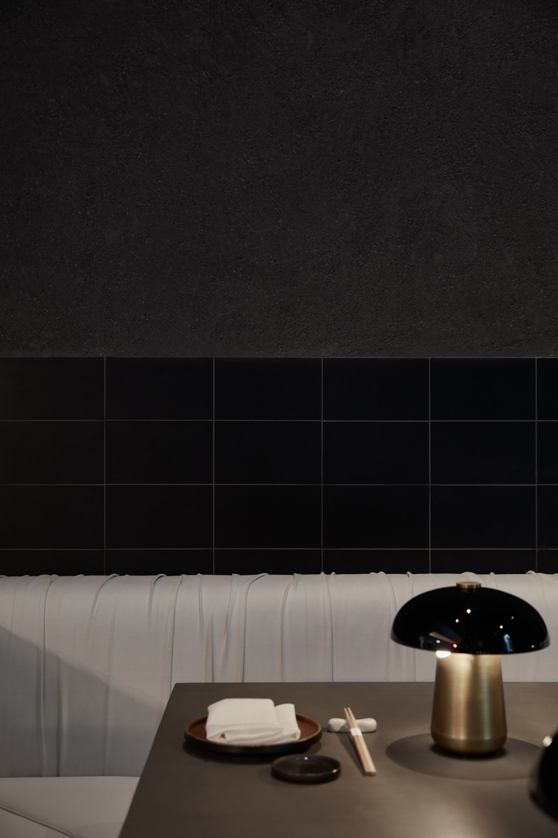 Dossier de presse | 3809-08 - Communiqué de presse | Origami Sushi - VSHD Design - Design d’intérieur commercial - An overall dimmed environment with task lights used to highlight the dining tables - Crédit photo : Oculis Project 