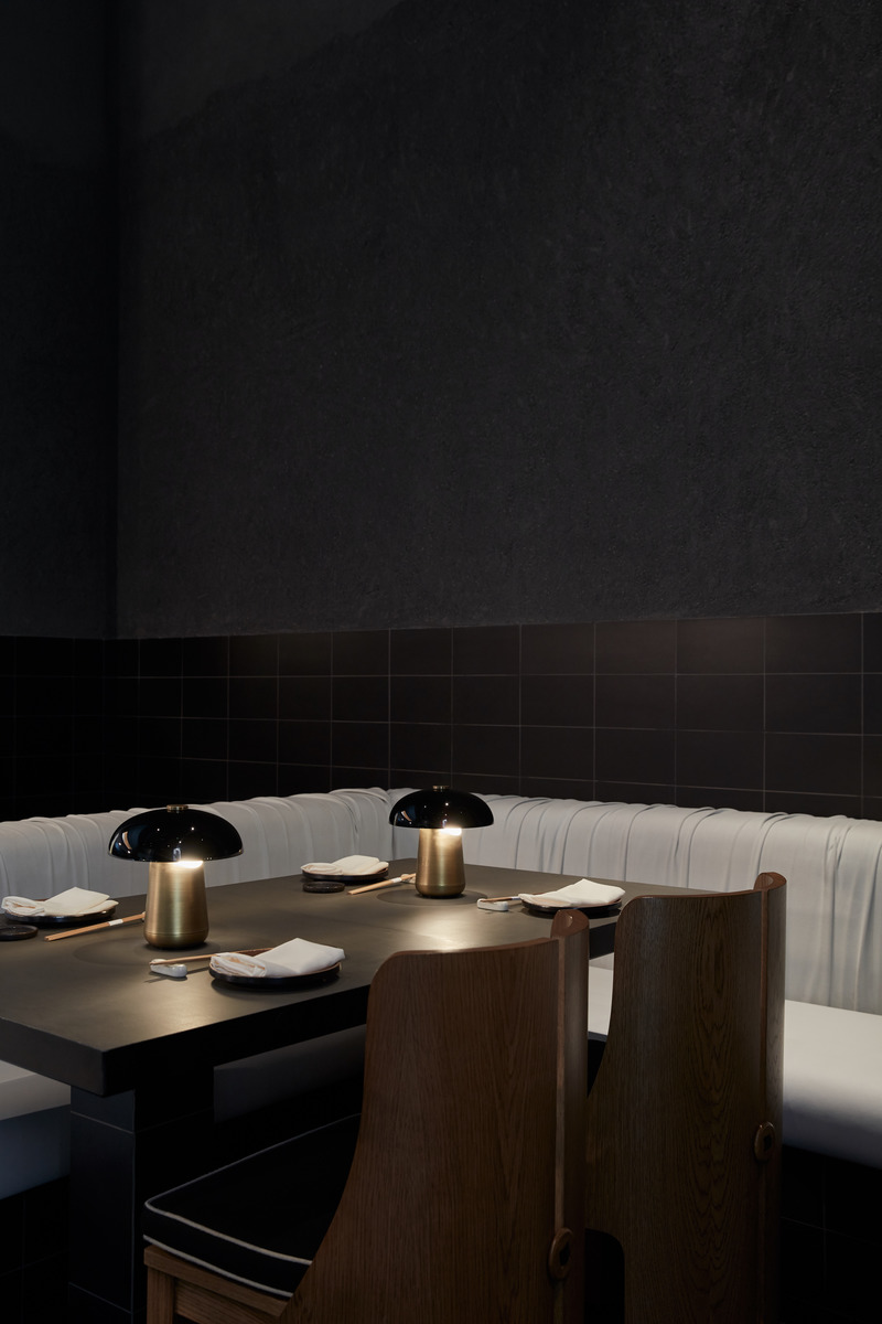 Dossier de presse | 3809-08 - Communiqué de presse | Origami Sushi - VSHD Design - Design d’intérieur commercial - Dining tables details  - Crédit photo : Oculis Project 