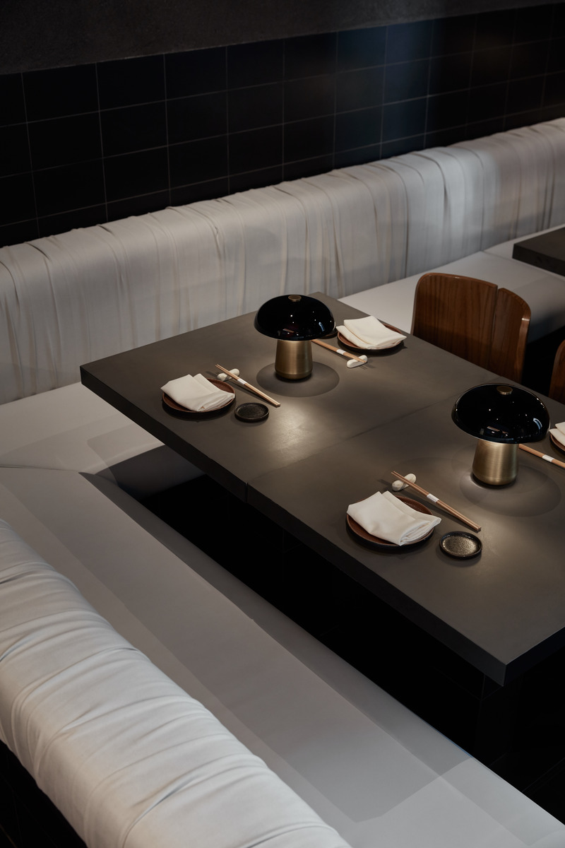 Dossier de presse | 3809-08 - Communiqué de presse | Origami Sushi - VSHD Design - Design d’intérieur commercial - Built-in seating area for dining  - Crédit photo : Oculis Project