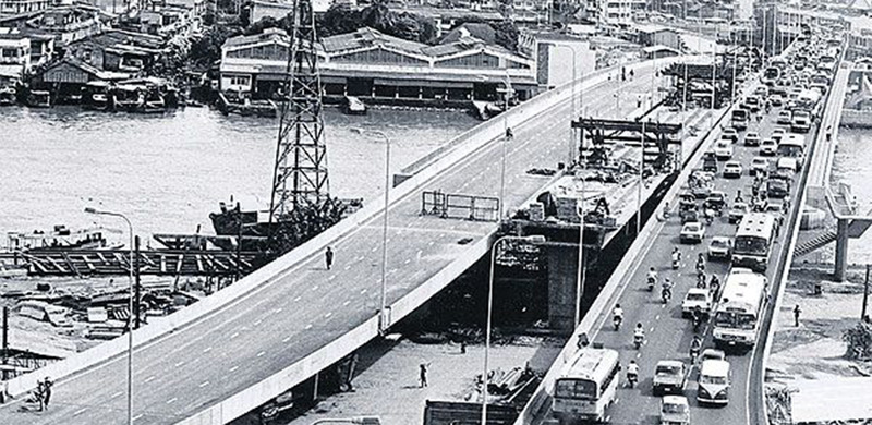 Dossier de presse | 5298-02 - Communiqué de presse | Chao Phraya Sky Park - Kotchakorn Voraakhom - Architecture de paysage -  <p>Completing the incomplete dream of the Lavalin Skytrain. </p><p><br></p><p>Left abandoned for 40 years; the Skytrain structure was labeled an “amputated bridge” for its inaccessibility. The failed mega project shares the load between the roadways of the adjacent bridge in a gap of 8.5 meters wide and 280 meters long. </p>  - Crédit photo : Unknown