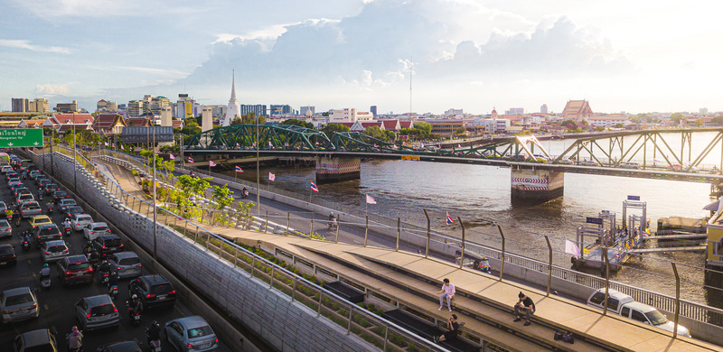 Dossier de presse | 5298-02 - Communiqué de presse | Chao Phraya Sky Park - Kotchakorn Voraakhom - Architecture de paysage - <p>Forming Sunrise and Sunset Outlook by intertwining walkways   </p><p><br></p><p>Cutting across the shortest section of the river, the 280-meter appears straightforward in the visual distance. To lengthen the users’ experience, CSPS hides its visual endpoints on both ends by raising intertwining walkways while forming Sunrise and Sunset Outlooks.</p> - Crédit photo : LANDPROCESS